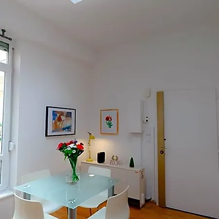 Apartment Avec Patio Prive Centre *
