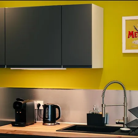 Appartement Avec Patio Centre *
